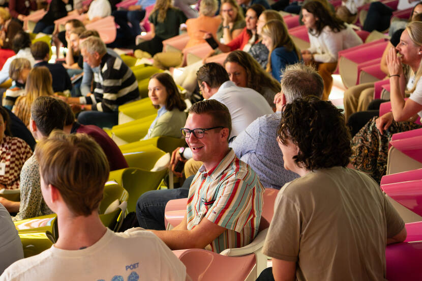 mensen in zaal die met elkaar praten