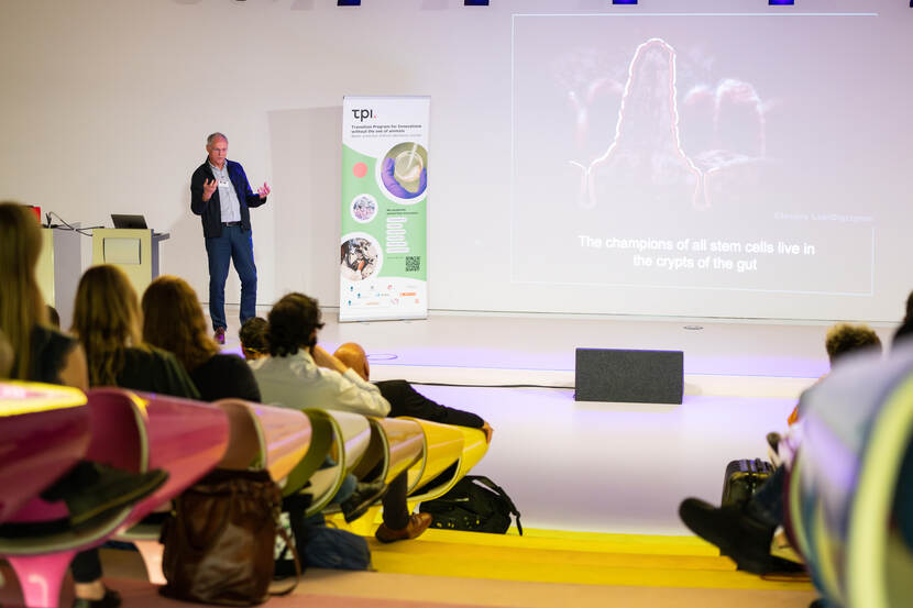 professor Hans Clevers spreekt de zaal toe