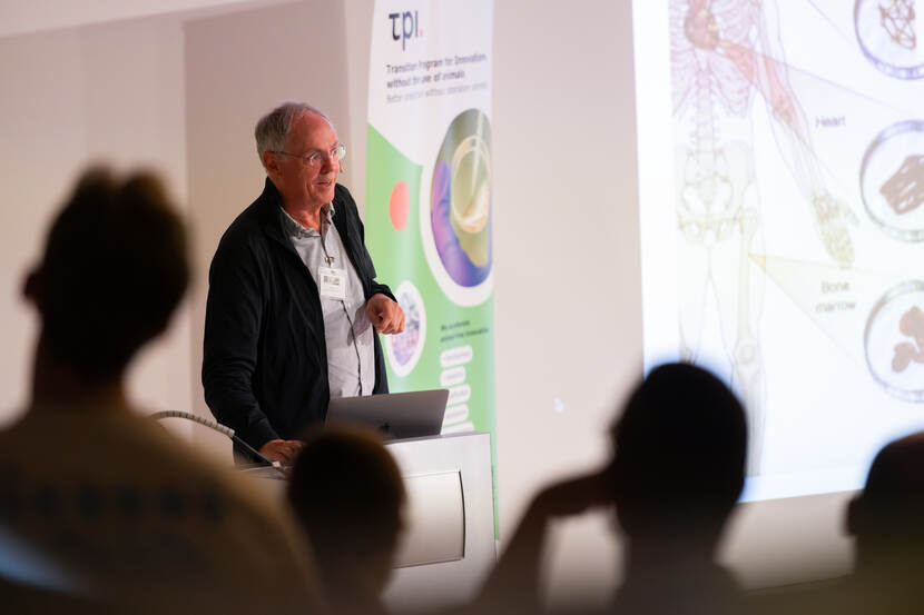 professor Hans Clevers voor een zaal met mensen