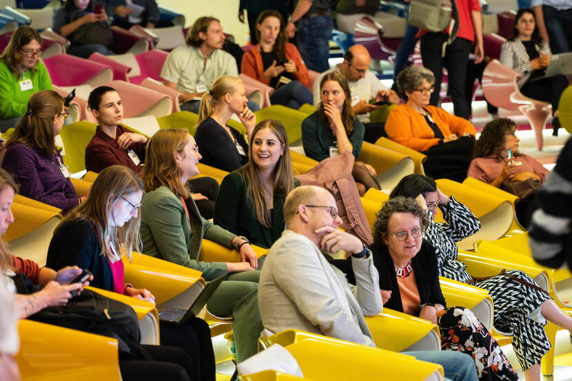 mensen in een zaal met elkaar in gesprek