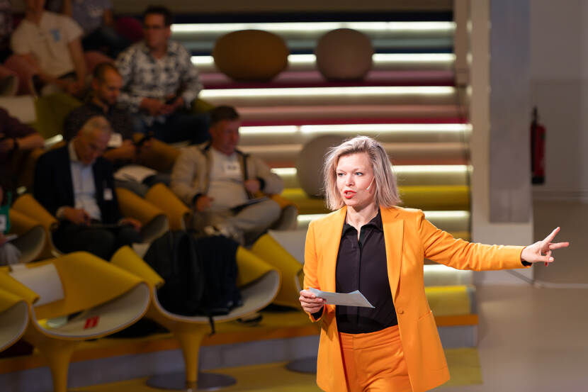 Desiree Hoving dagvoorzitter zaal met mensen