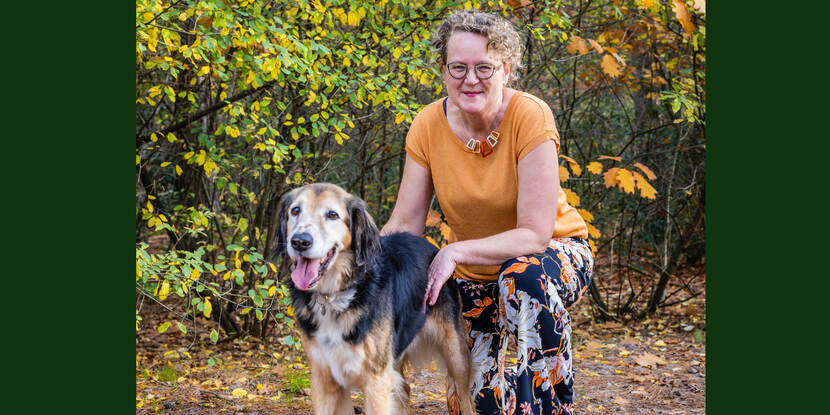 Vrouw poseert met hond